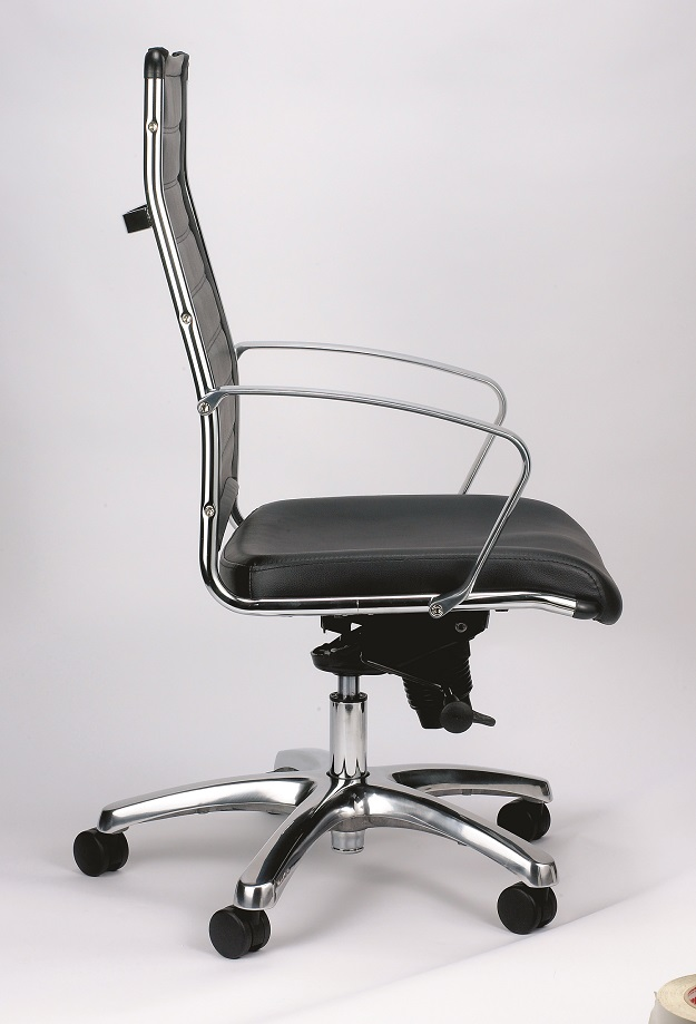 22" X 25.5" X 35.8" Black Leather Chair